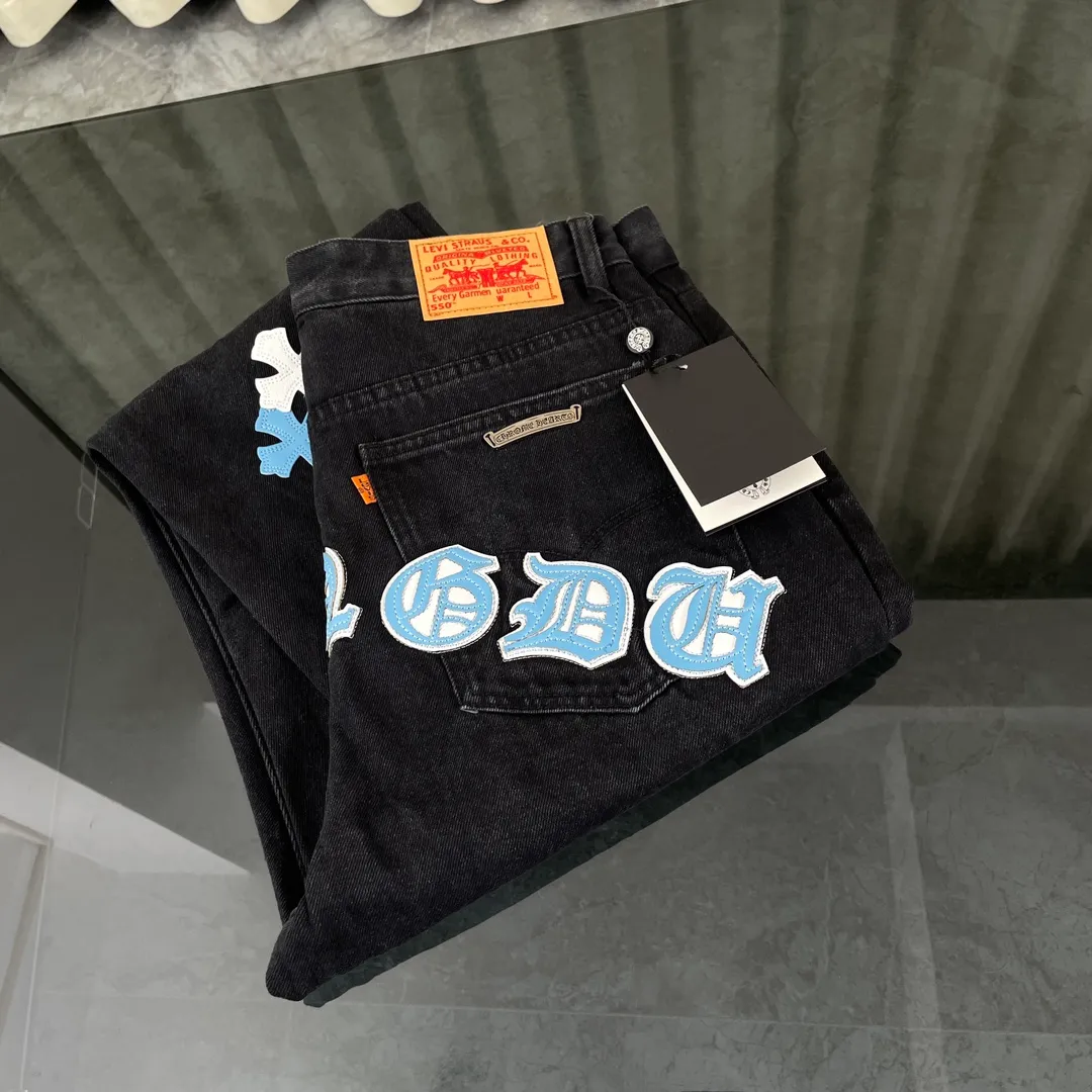 🅿️280 original development, hardware customization, chrome hearts Chengdu limited, new city limited jeans, Chrome Hearts city limited jeans, vintage levis, American-made 501 black and gray base version, Levi's American-made 501 base version, imported sheepskin, 925 silver jewelry remake [Top heavy industry fashionable design] Consistently made in high street luxury style. Speaking of this style, the Zangyin family and GU family are definitely the leading representative brands. Especially the Zangyin family has really achieved a state-of-the-art effect in creating high street style. The unique washed material is used to create this style. The color system is quite eye-catching. It is decorated with patchwork cross flowers, which cleverly highlights the charm of the brand. Secondly, this style uses classic The high-waist cutting design highlights the long legs and fashionable temperament of the upper body. The brand is highly recognizable and the slim fit configuration is more suitable for daily wear. It is a product that interprets personality, fashion, and specifications at a glance. This single product is enough to make any fan excited. It can be a white T-shirt for youthful preppy style, or a tight suspender for lady style. It has strong matching ability and can be easily controlled by men.  [Material and craftsmanship] Needless to say, this point goes without saying. As an excellent craftsman brand, Zangyin has really perfect requirements for details and craftsmanship. The washed color of this model has gone through so many processes, not to mention the embellishment of the denim appliqués. It is also purely handmade and sewn. Just like what they believe in, only handmade things have soul and have the meaning of wear. A top-notch heavy-duty fashionable denim item, I look forward to your perfect interpretation! !